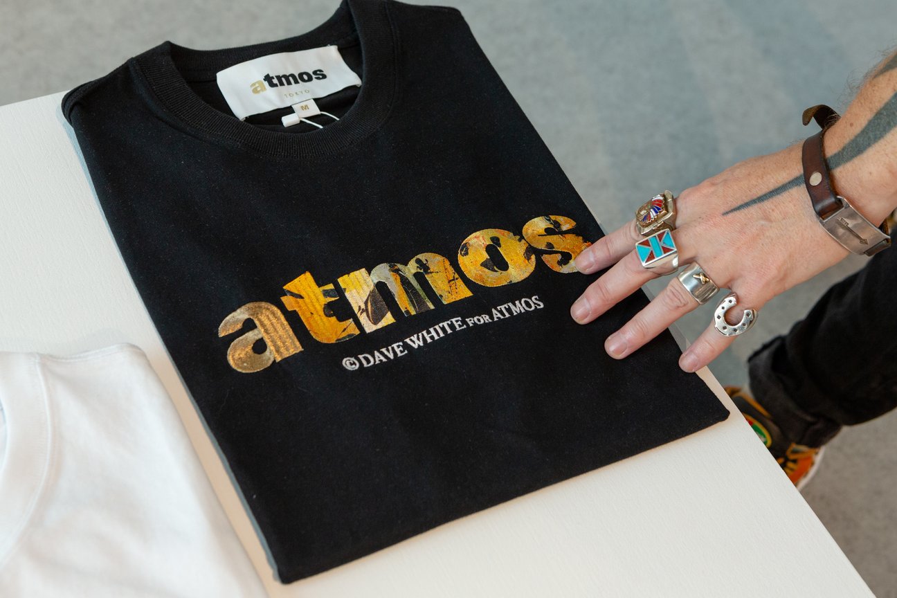アーティストのデイブ・ホワイトとコラボした「atmos」のロゴTシャツ