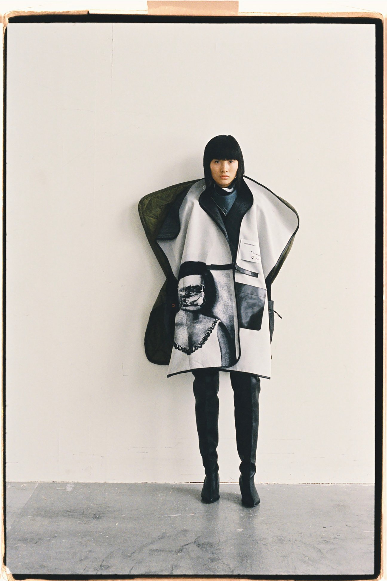 メーカー直売所 造形的な「トーガ」21AW 五木田智央のアート作品を服に ニット/セーター