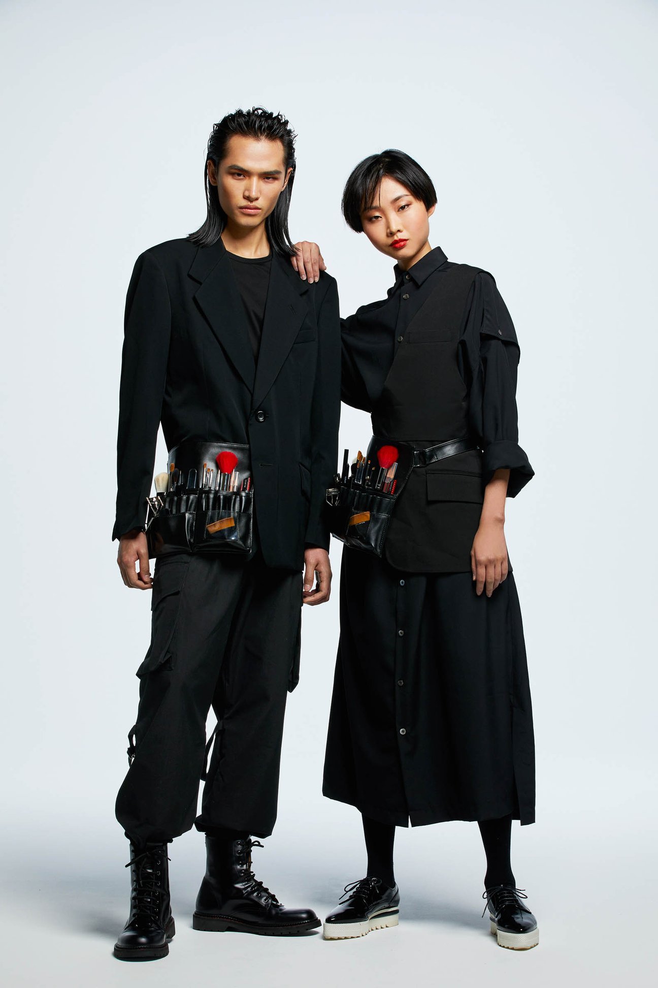 ブラックのセットアップを着用した男女のモデル