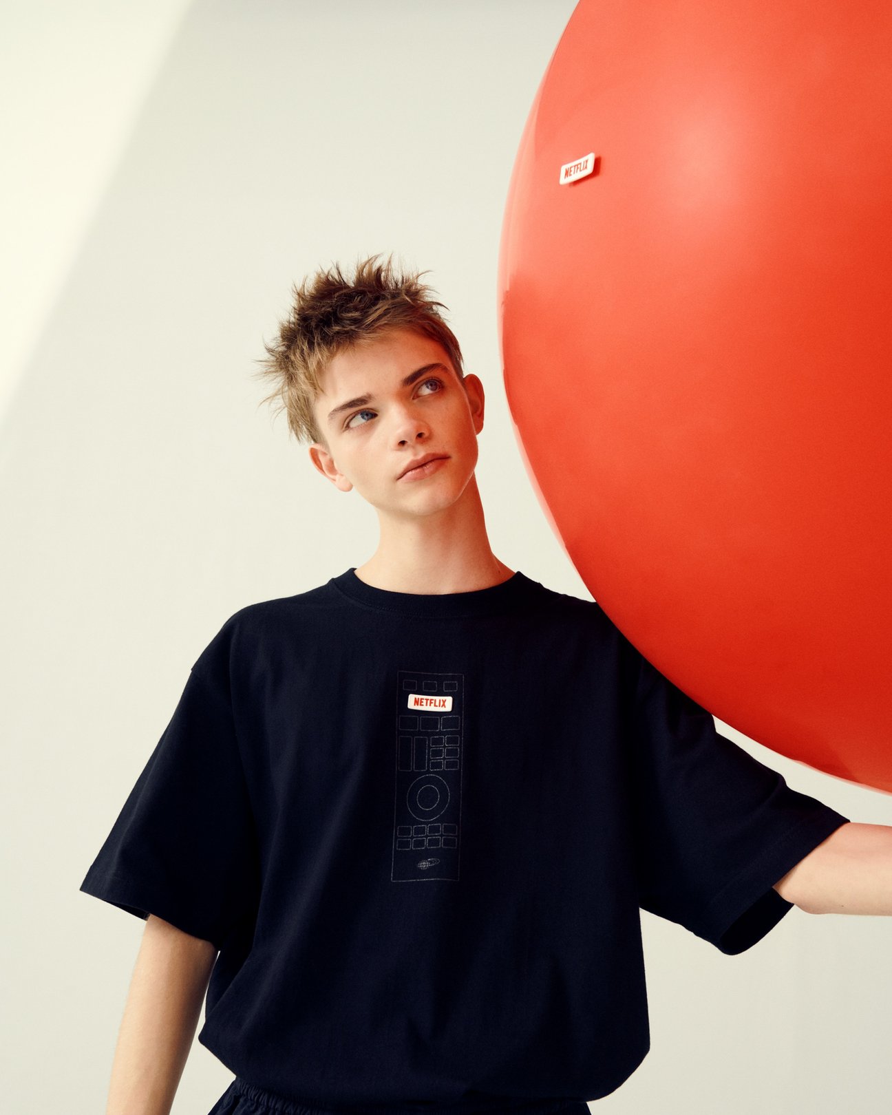 Netflix初の公式アイテム、ビームスとのコラボでTシャツや