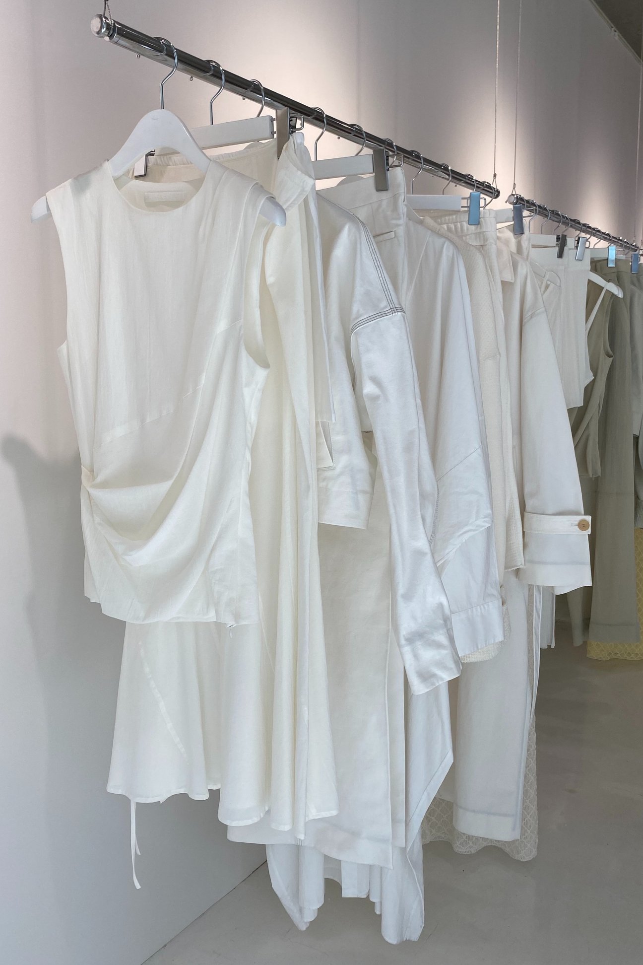 「カナコ サカイ」2022年春夏コレクション展示会の様子