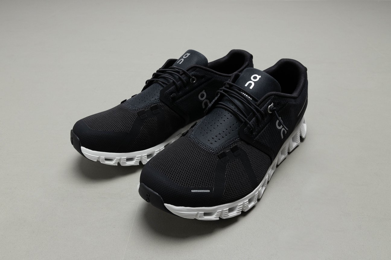オン On 黒 シューズ クラウド 斜め
