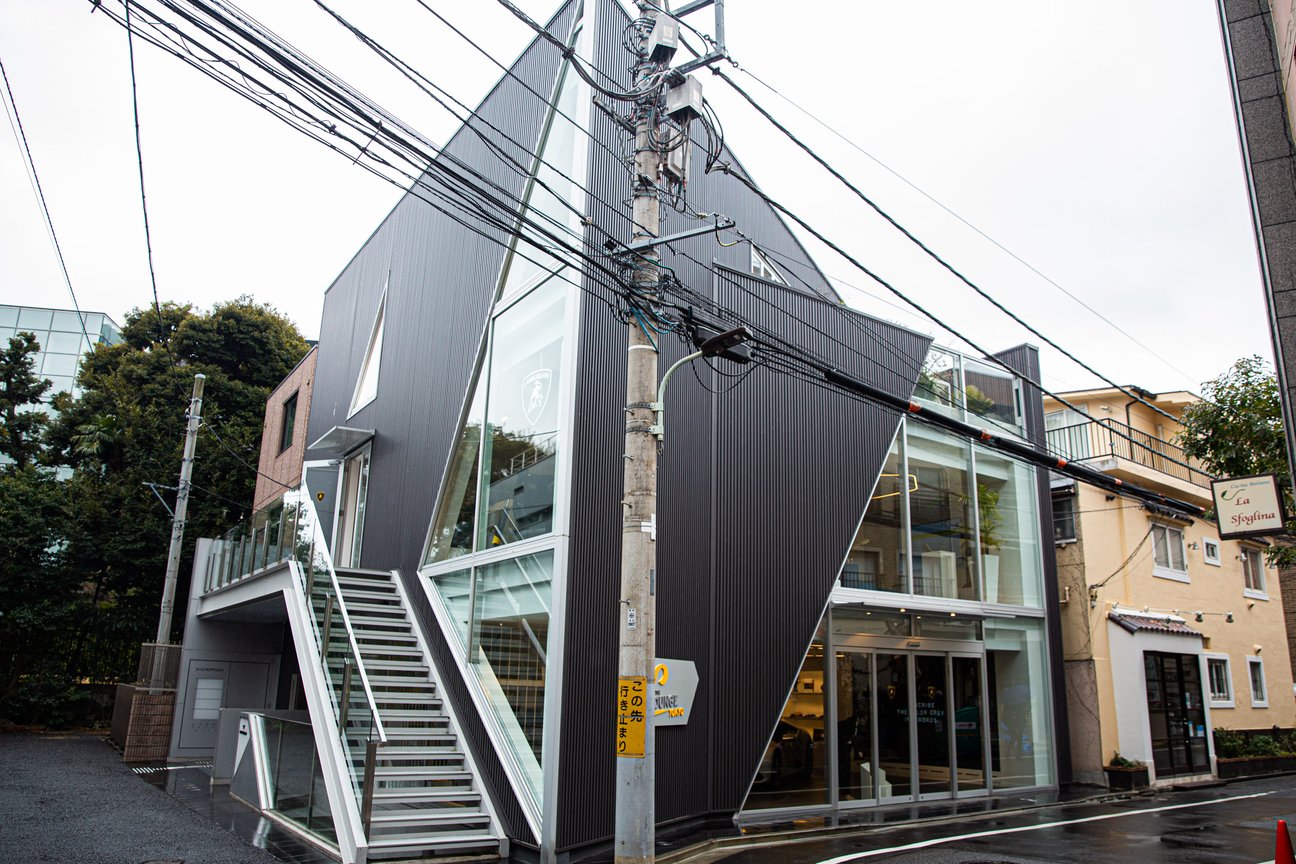 ガラス張りと黒い壁で構成された建物