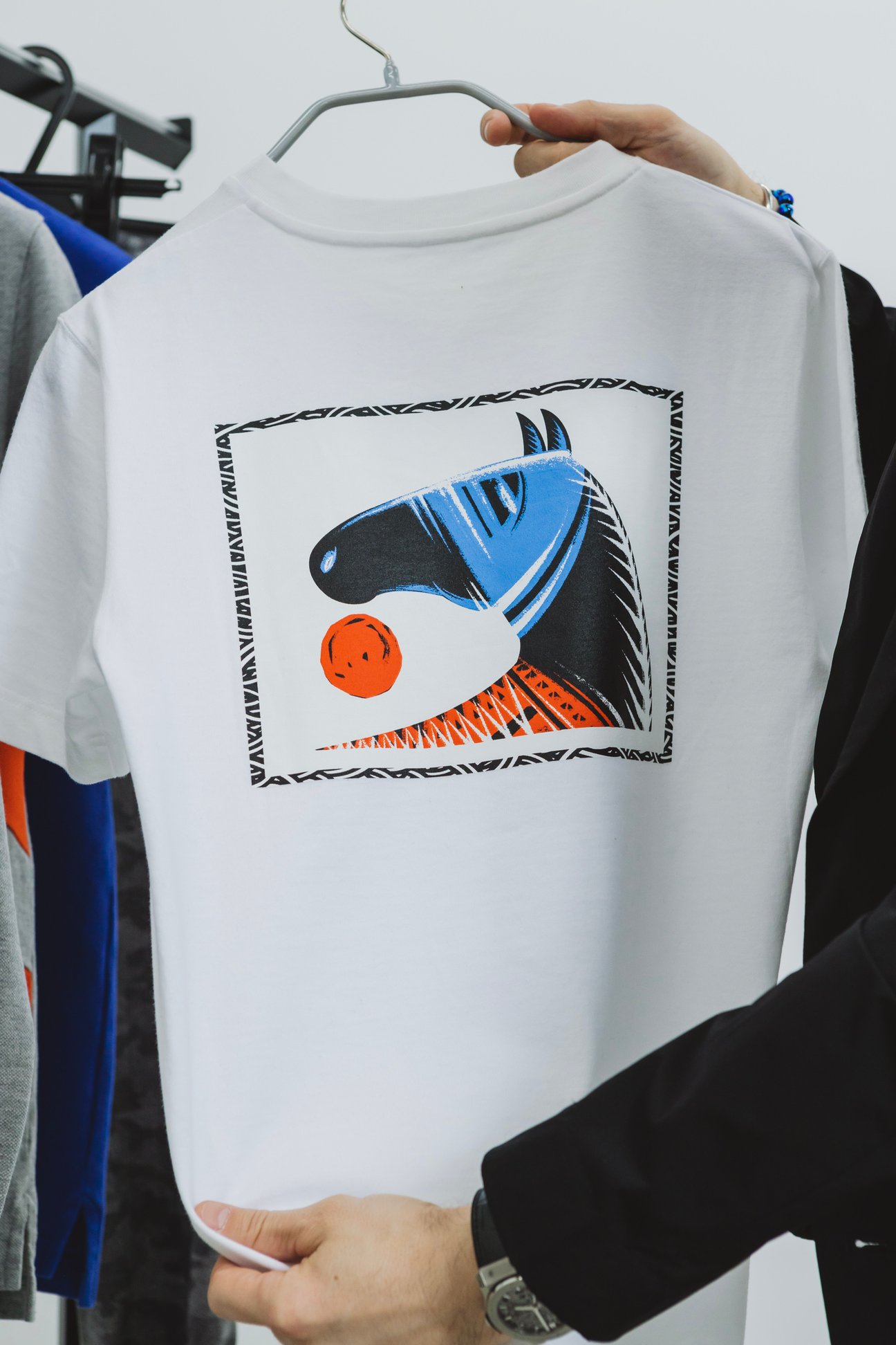 馬のグラフィックのTシャツ