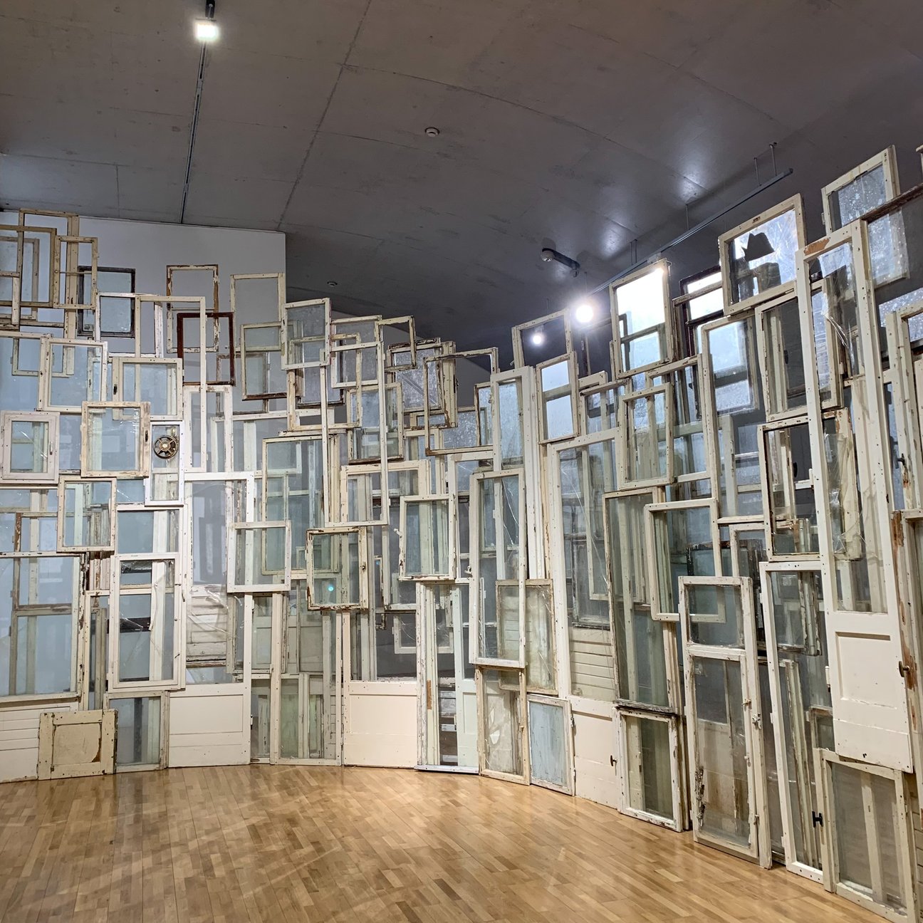 塩田千春展の内部