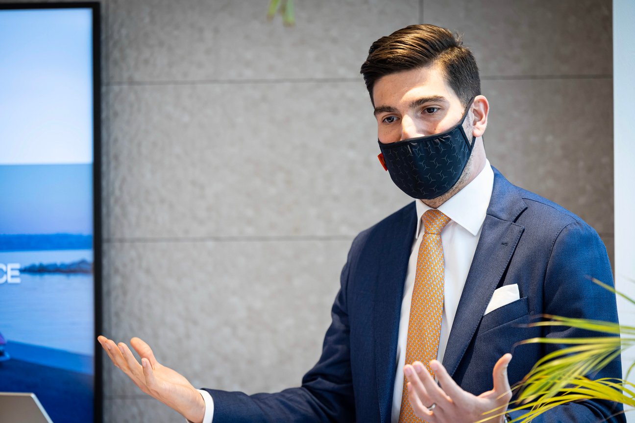 プレゼンテーションをするスーツ姿のイタリア人男性