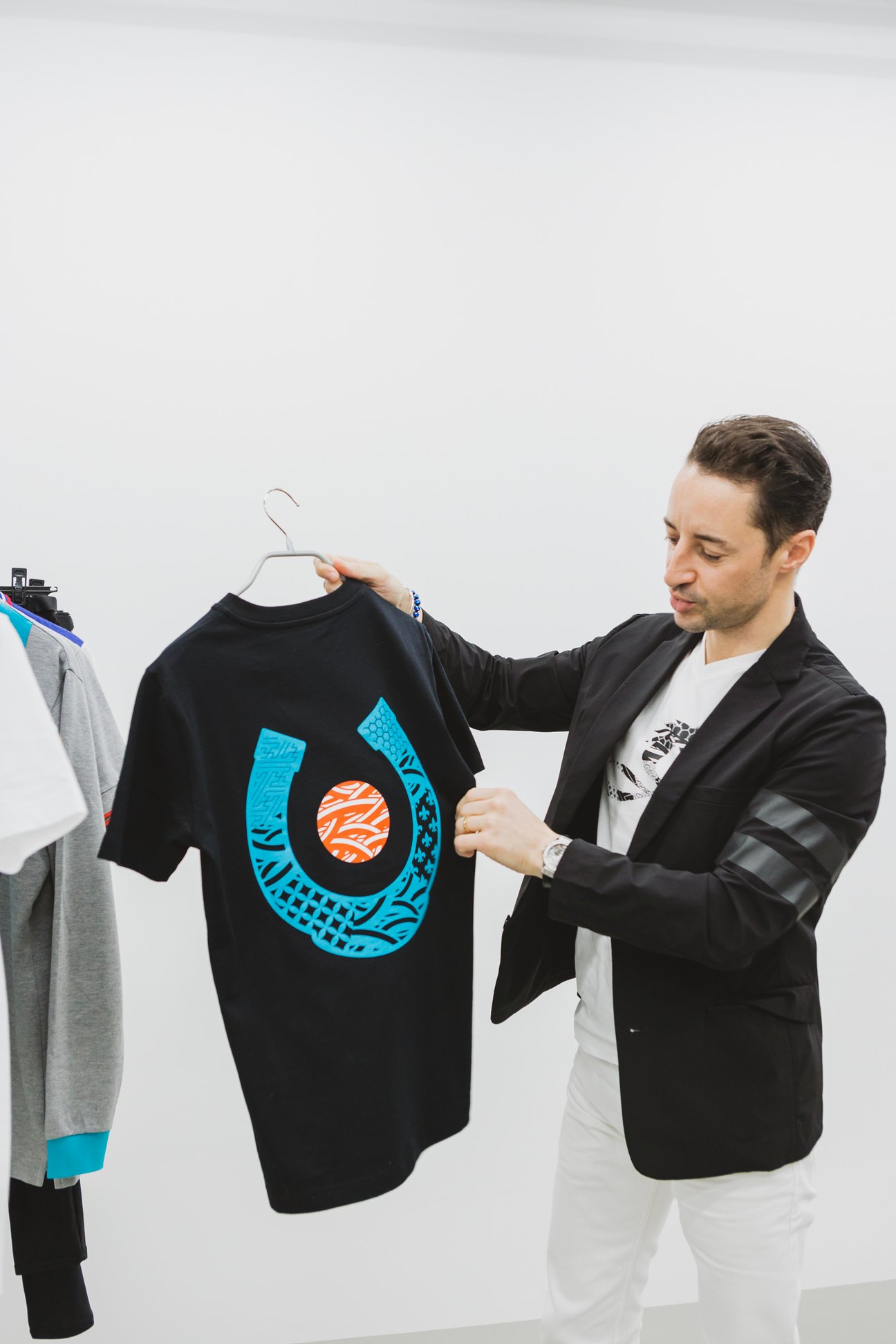 Tシャツの説明をするクリストフ?ルメール騎手