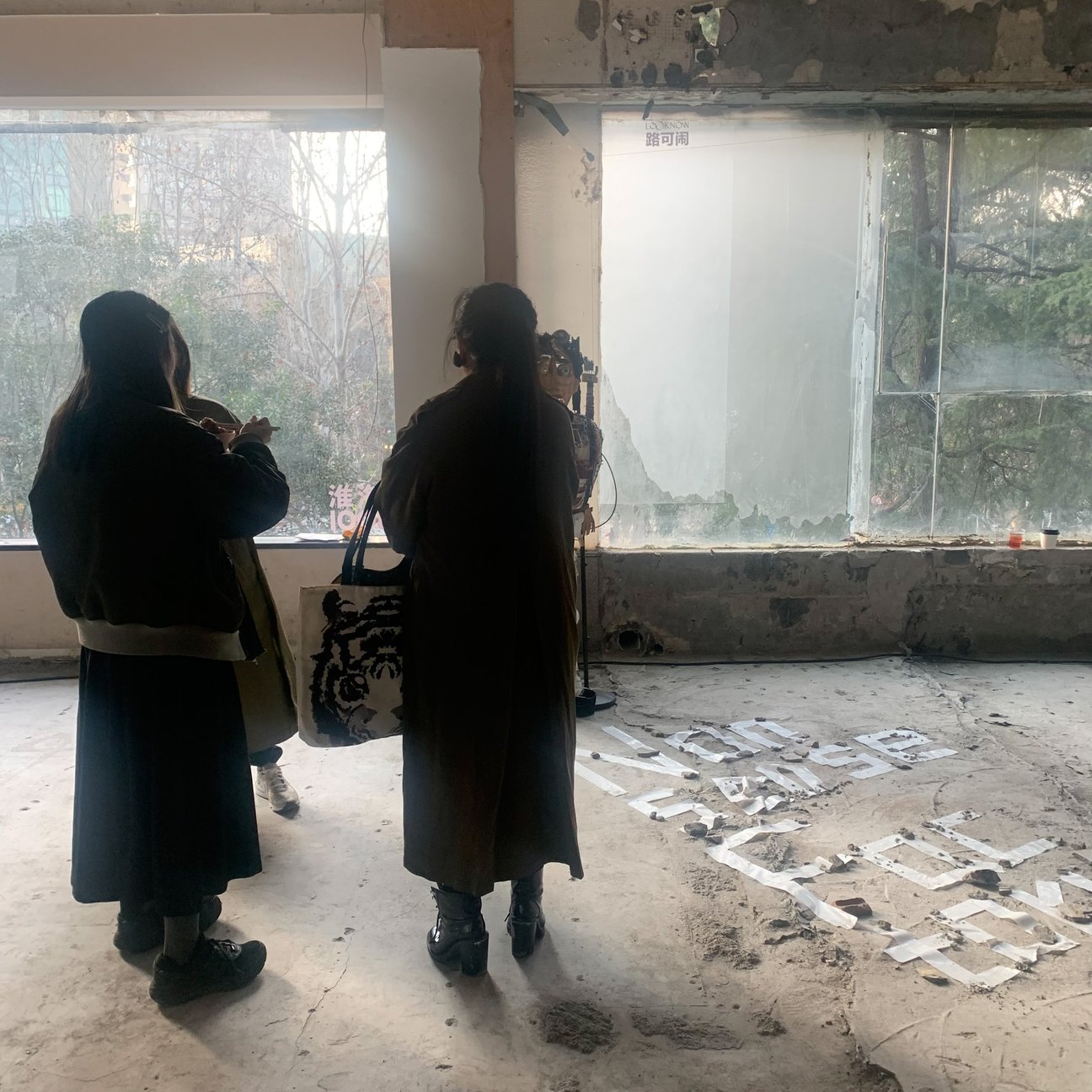 天井からアートが吊るされた3階内部の様子