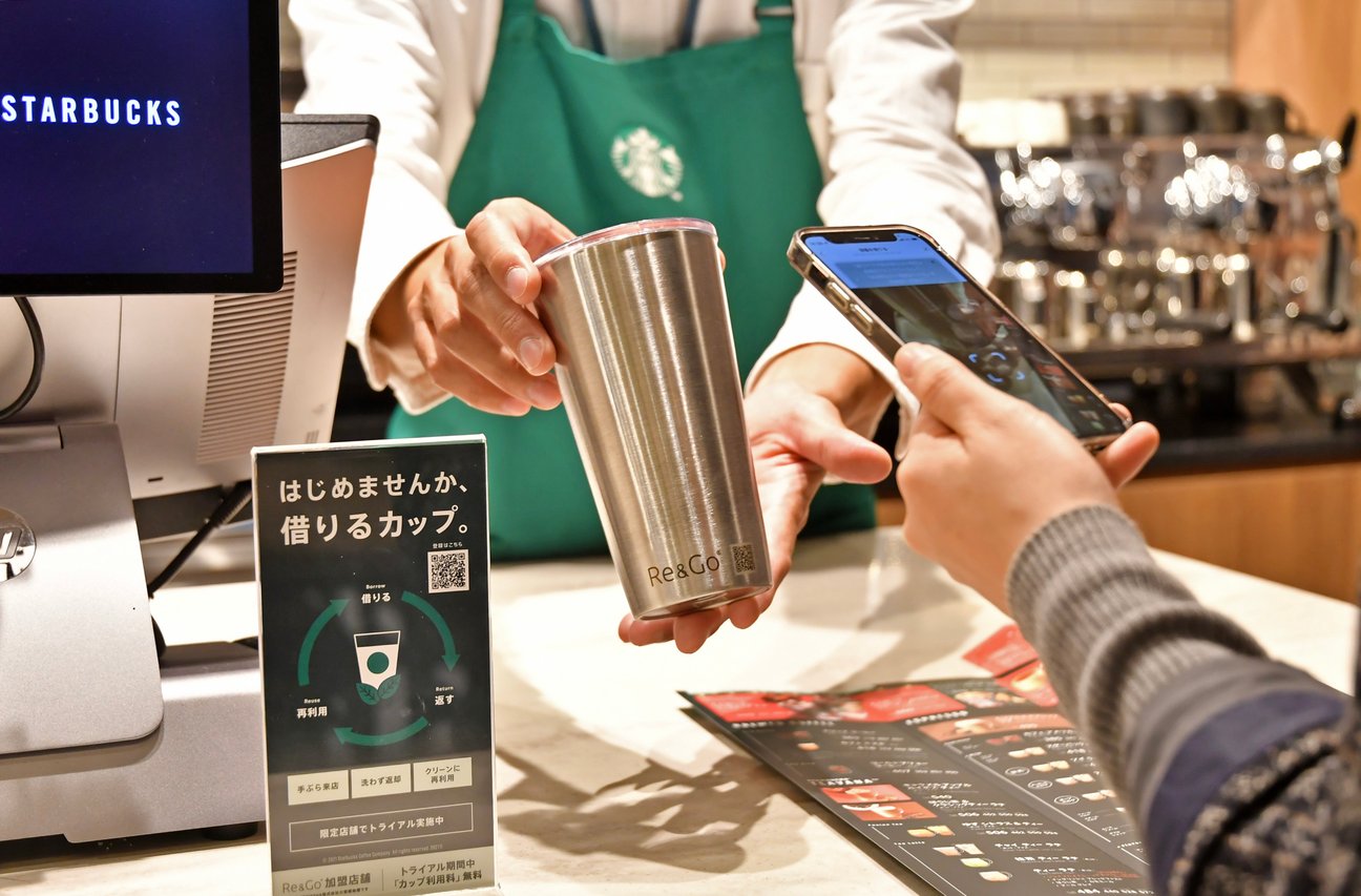 「借りて・返して・再利用する」循環型プログラムで使用される貸出カップ