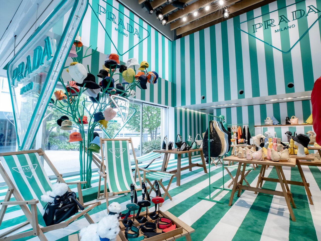 Prada Tropico 店内