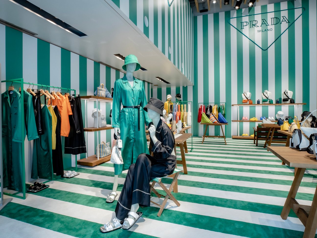Prada Tropico 店内