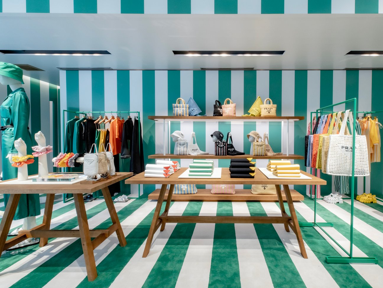 Prada Tropico 店内