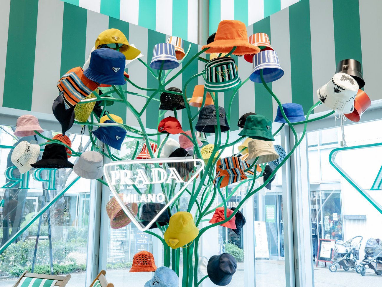 Prada Tropico 店内