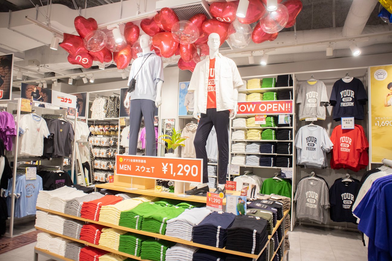 ジーユーが都内最大級「新宿フラッグス店」の内部を初公開
