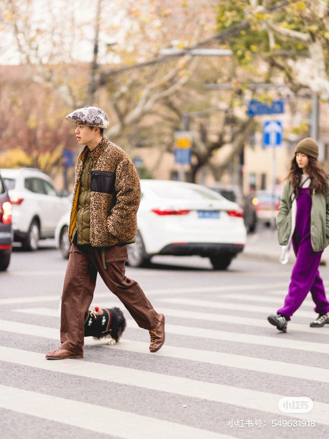 ペットを連れて街を歩くおしゃれな若者