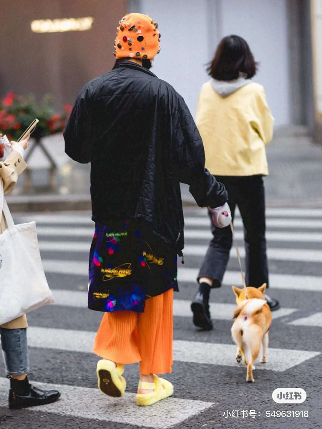 ペットを連れて街を歩くおしゃれな若者