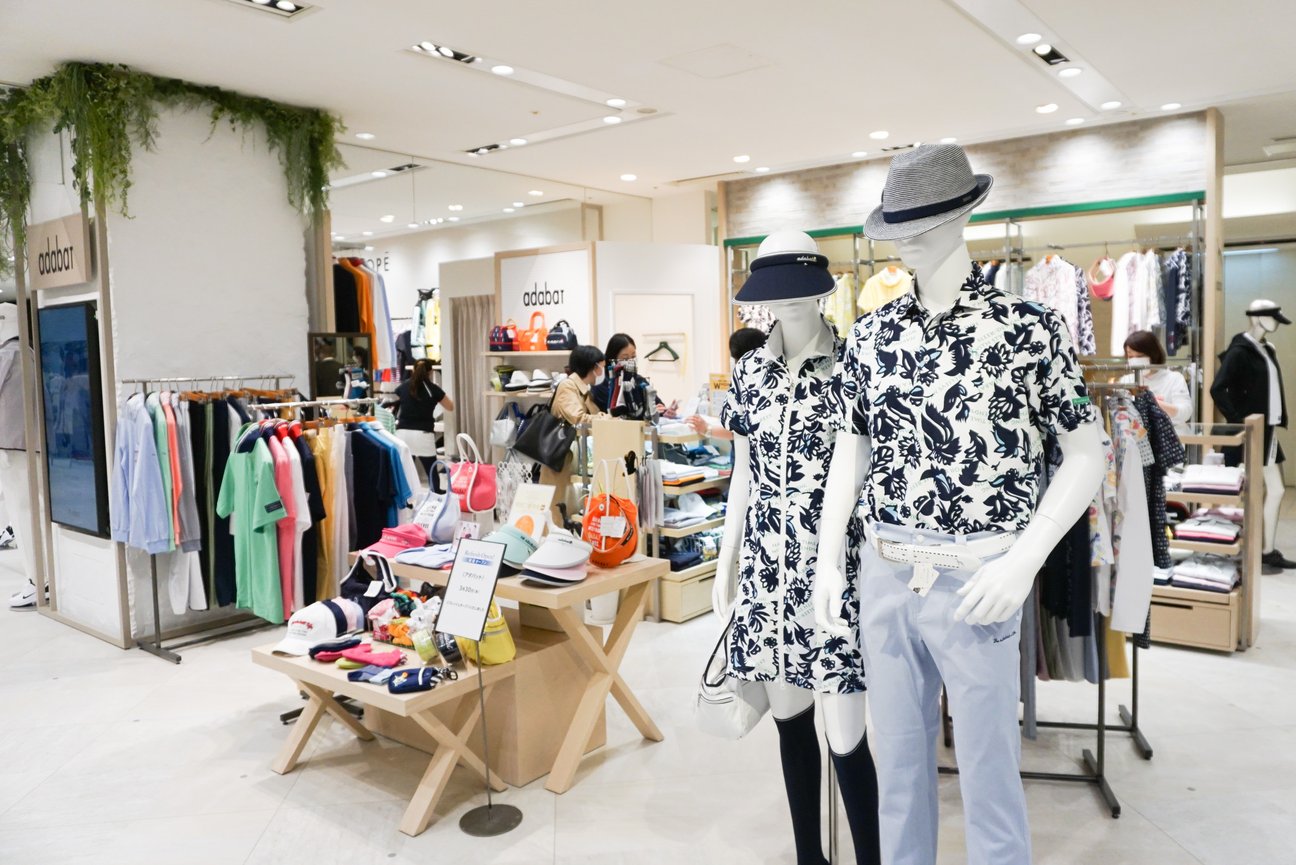 ゴルフアパレルの売り場の様子