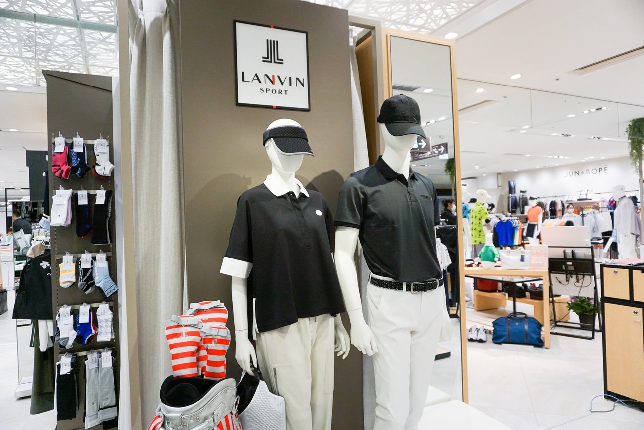 ゴルフアパレルの売り場の様子