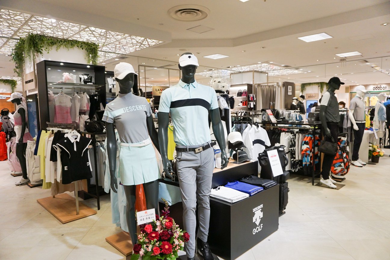 ゴルフアパレルの売り場の様子