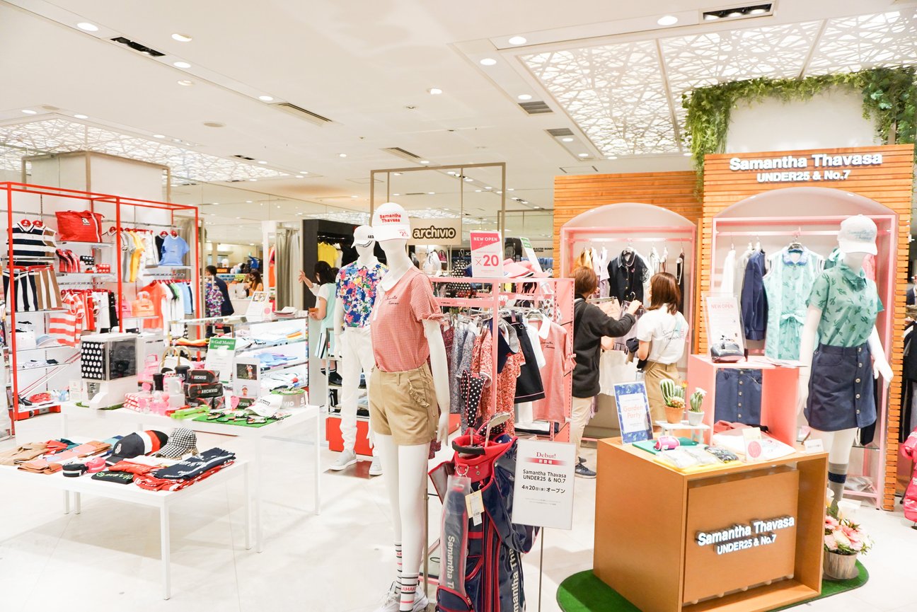ゴルフアパレルの売り場の様子