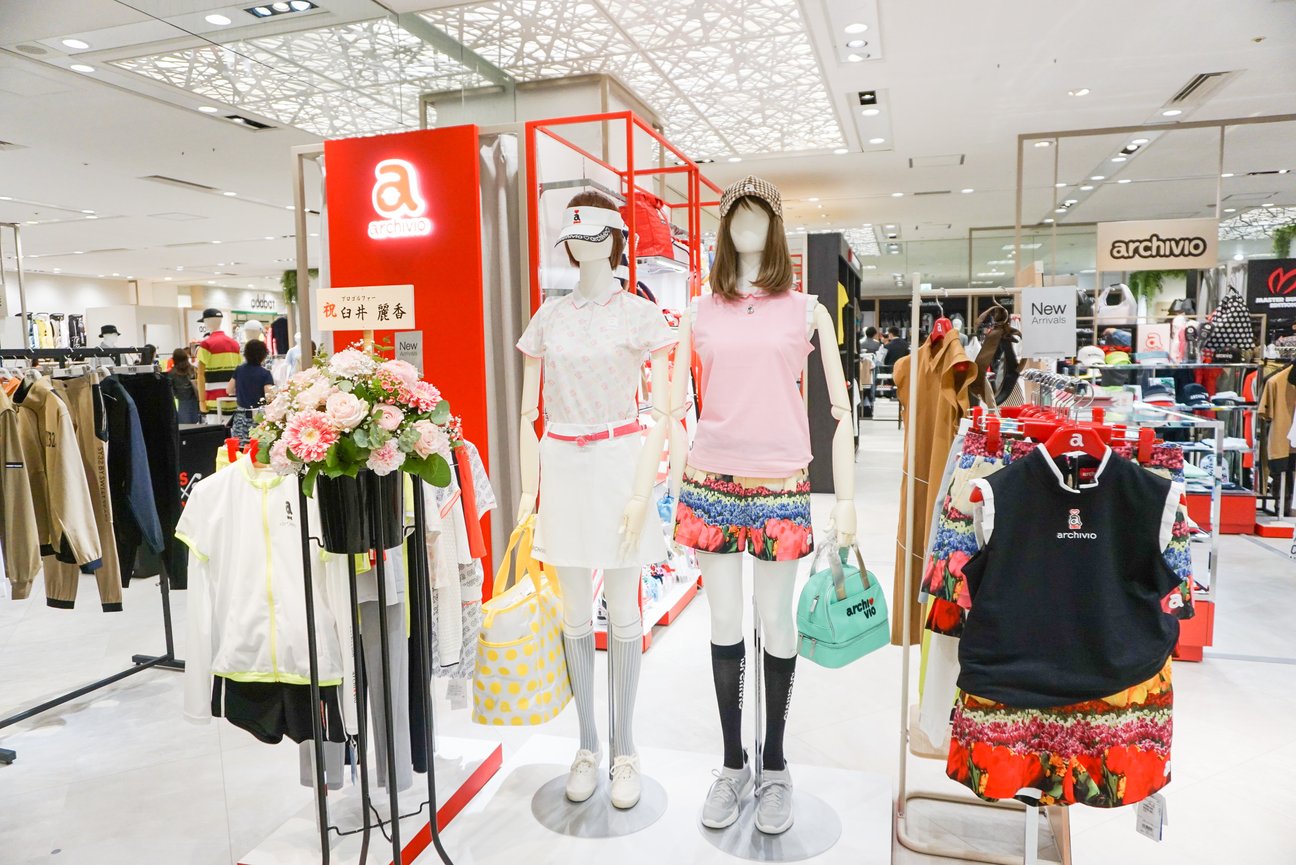 ゴルフアパレルの売り場の様子