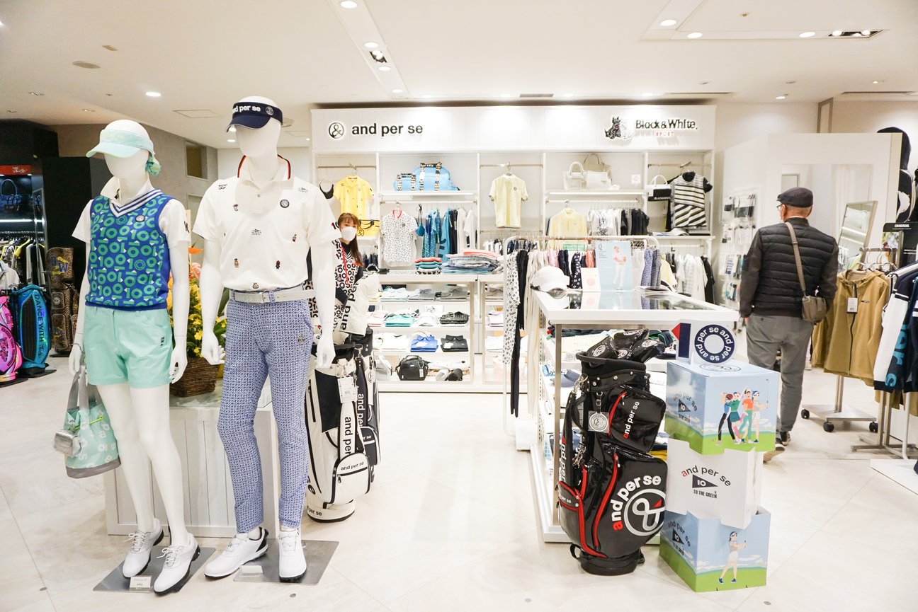 ゴルフアパレルの売り場の様子