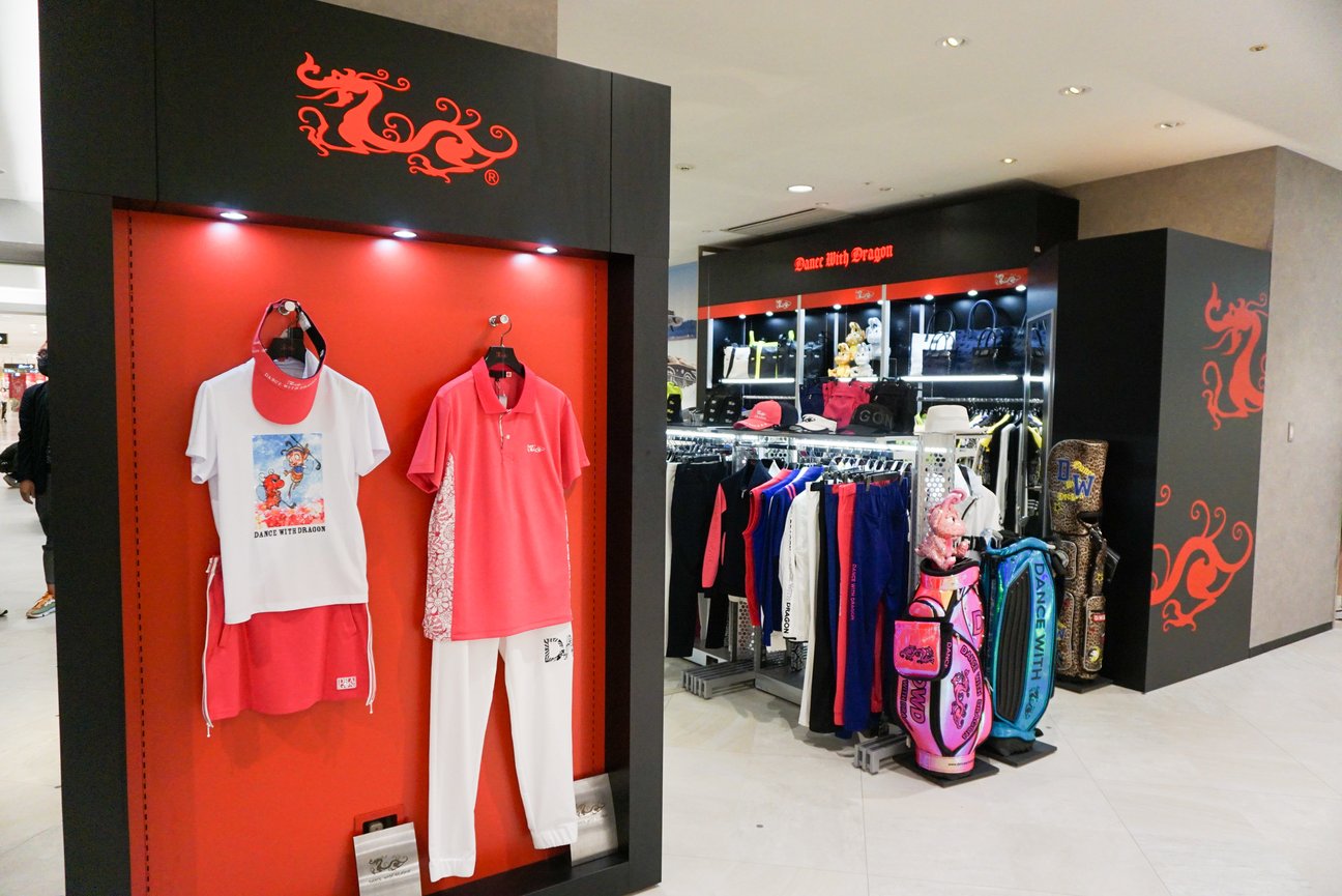 ゴルフアパレルの売り場の様子