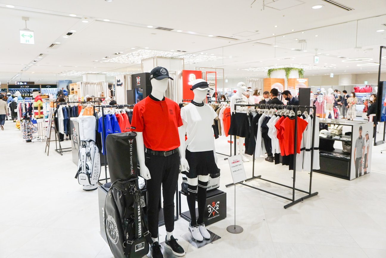 ゴルフアパレルの売り場の様子