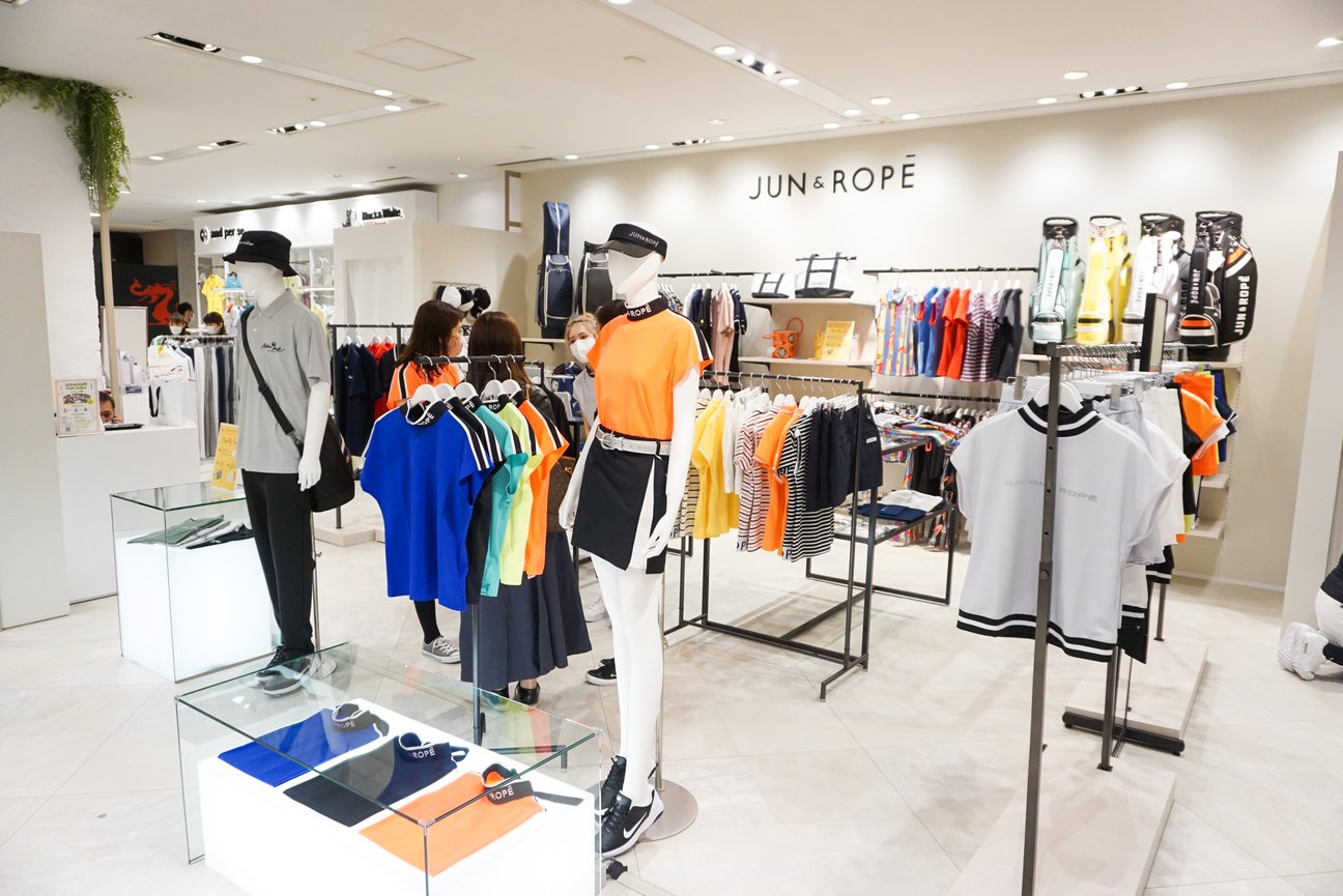 ゴルフアパレルの売り場の様子