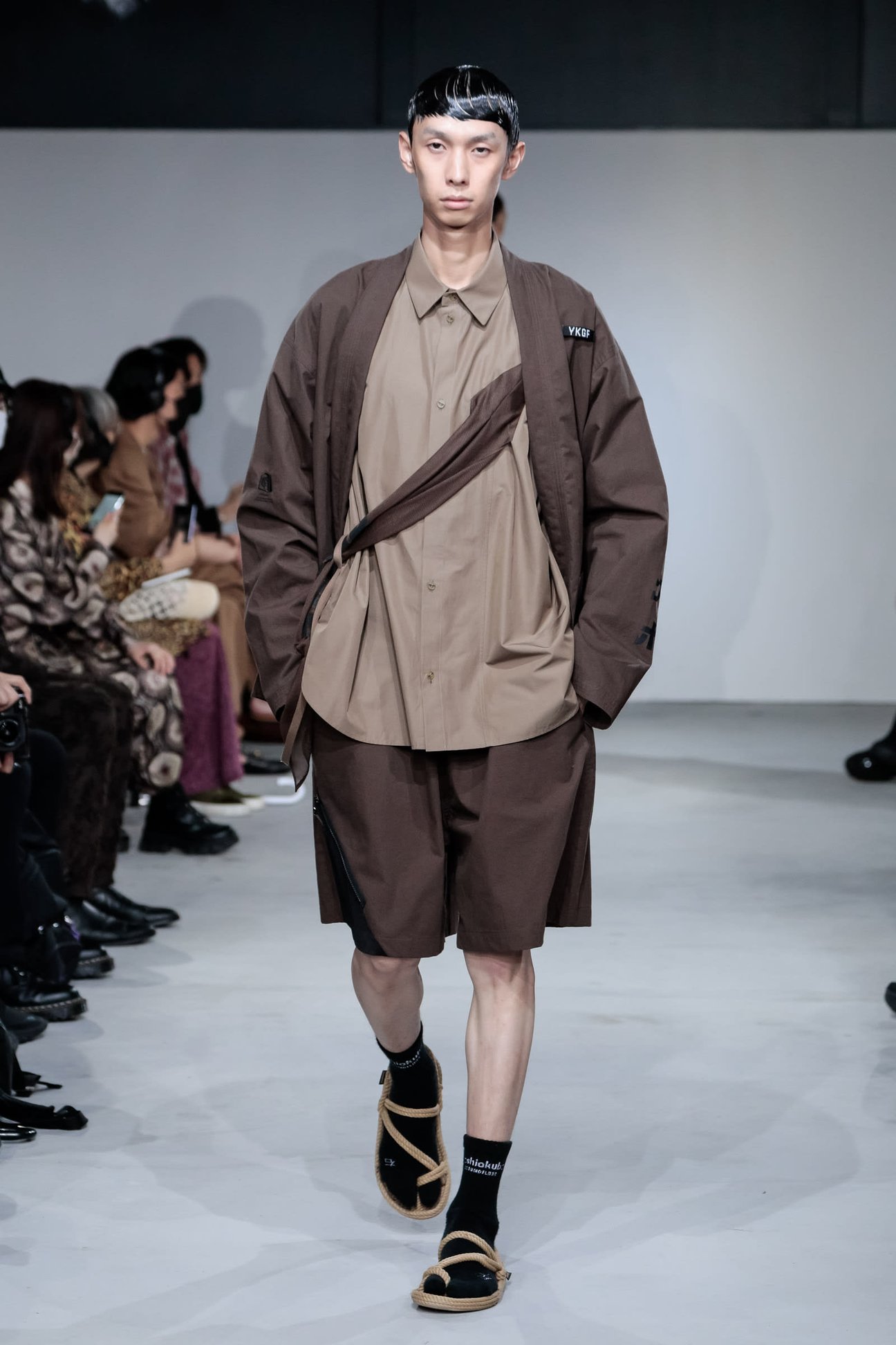 ヨシオクボのスカーフシャツを着用した男性モデル