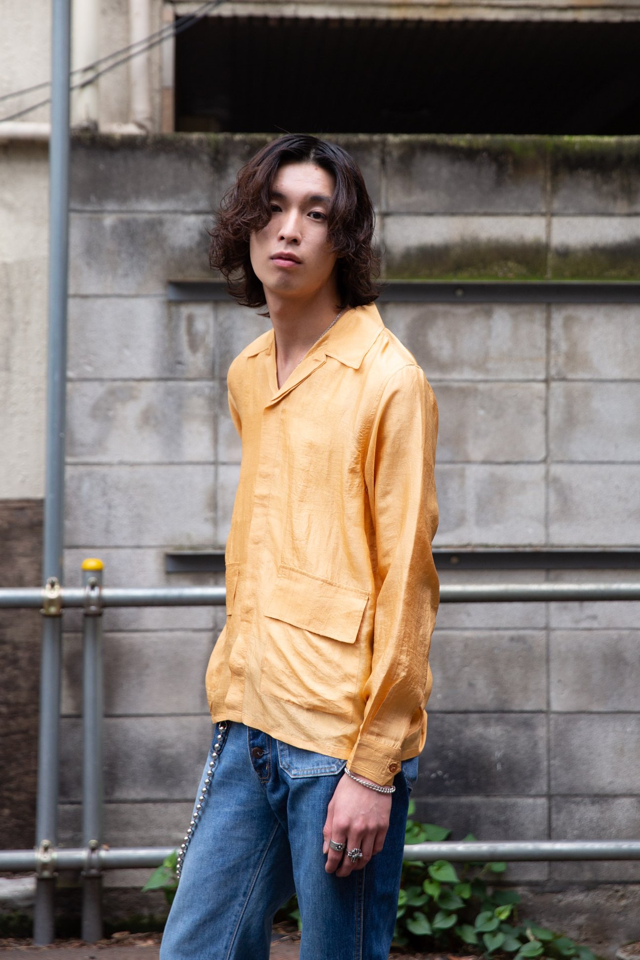 シーオールのオレンジのシャツを着用した男性