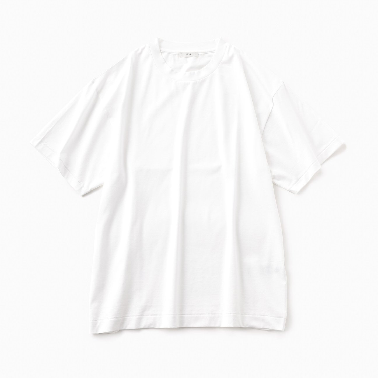 ATONの白Tシャツ