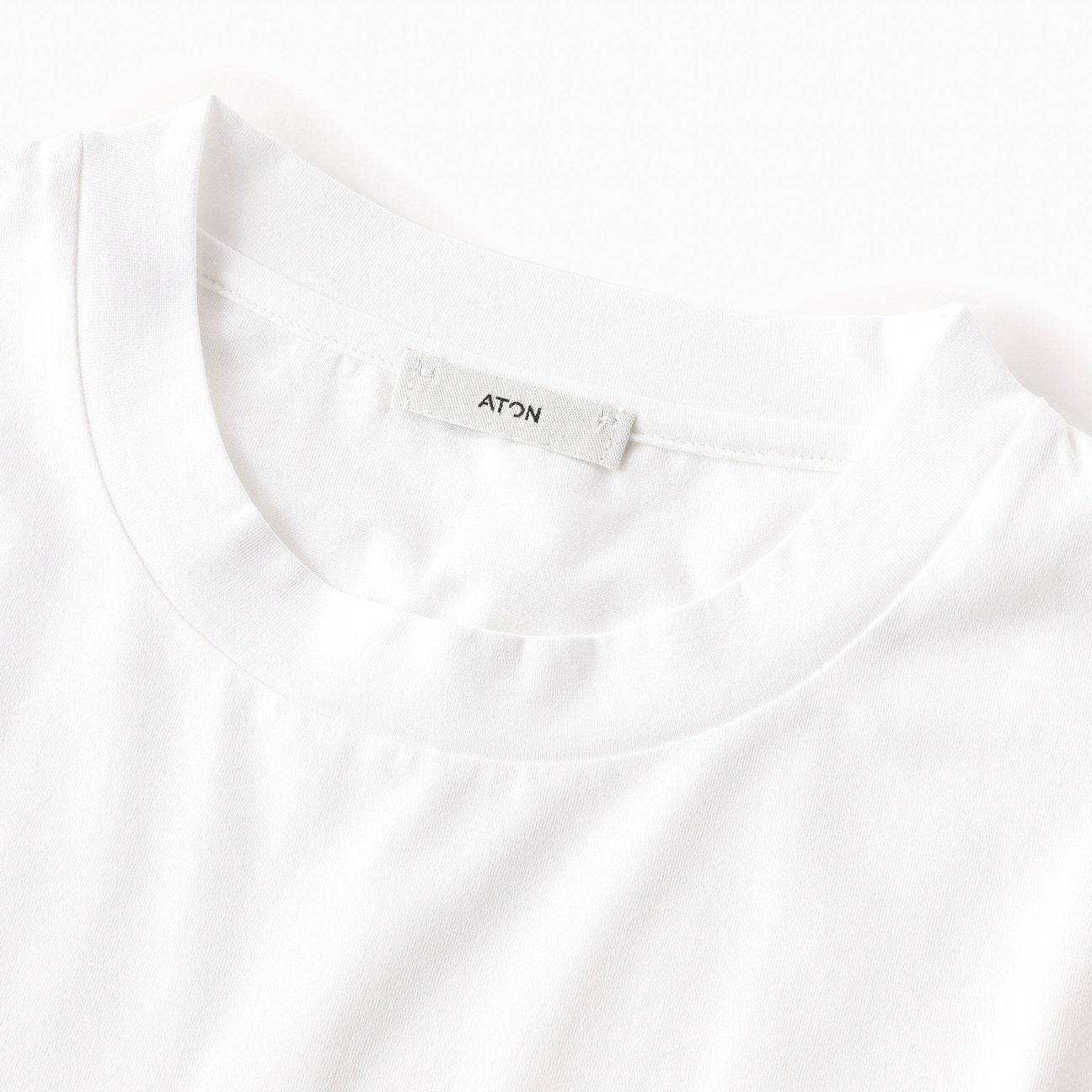 ATONの白Tシャツ