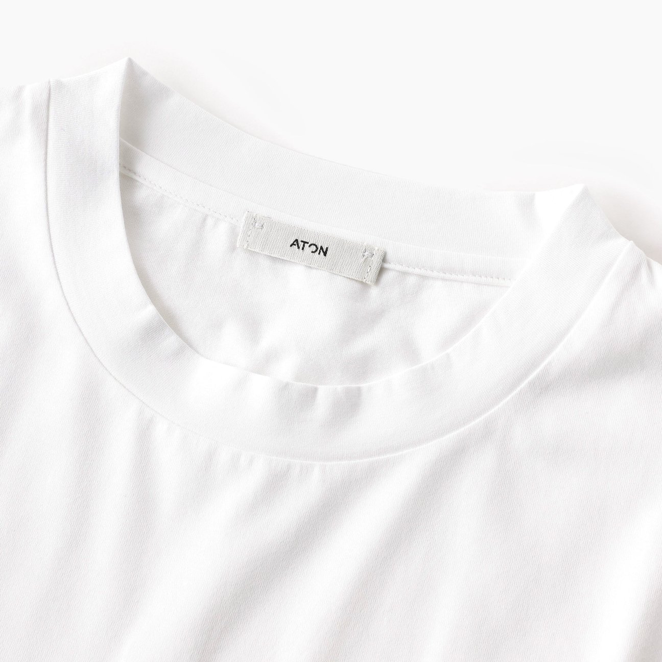 白いTシャツの襟の部分