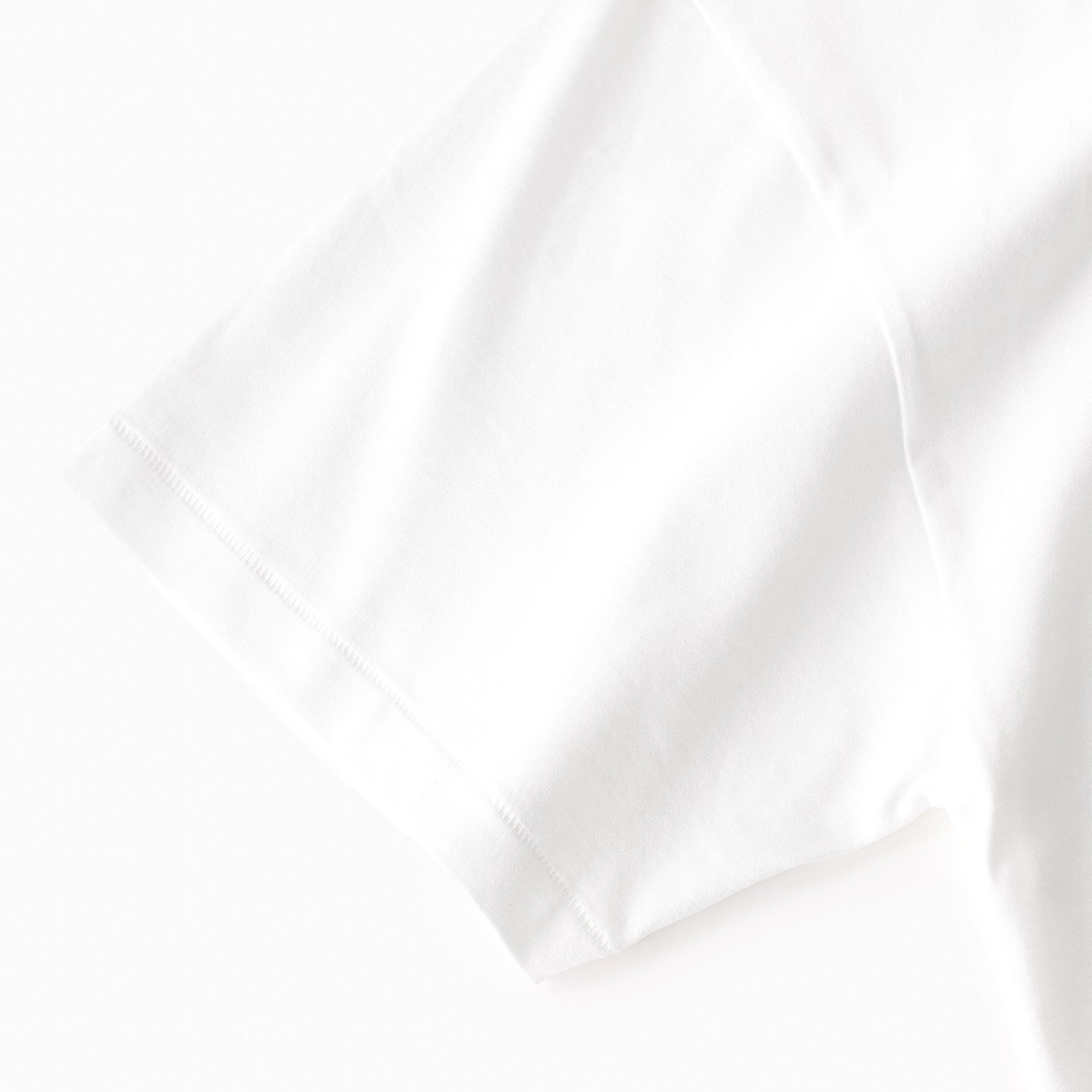 ATONの白Tシャツ