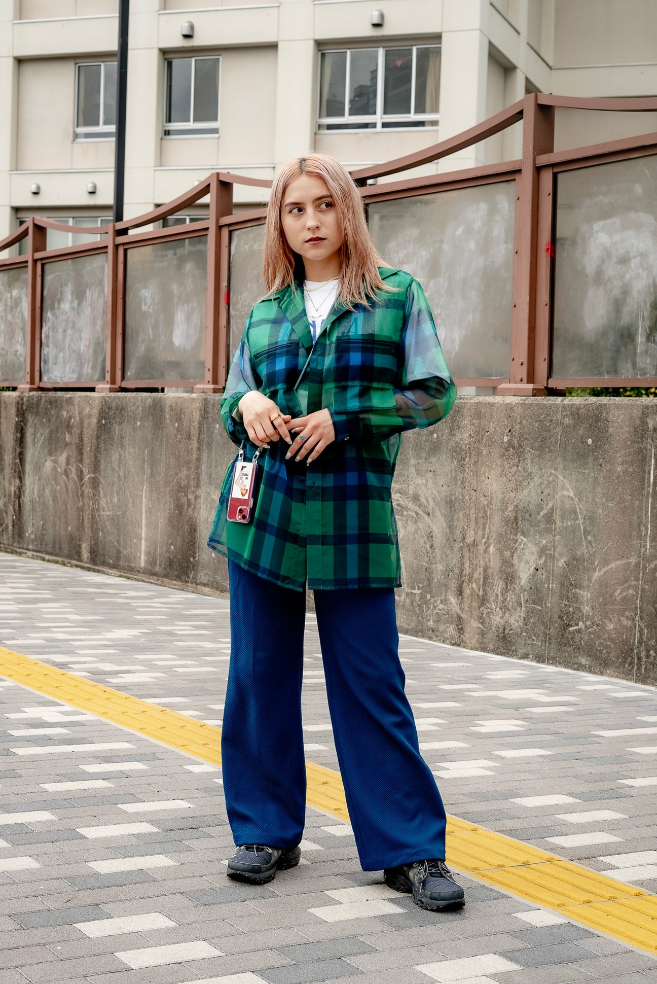 ミオズモーキーのシャツを着用した女性
