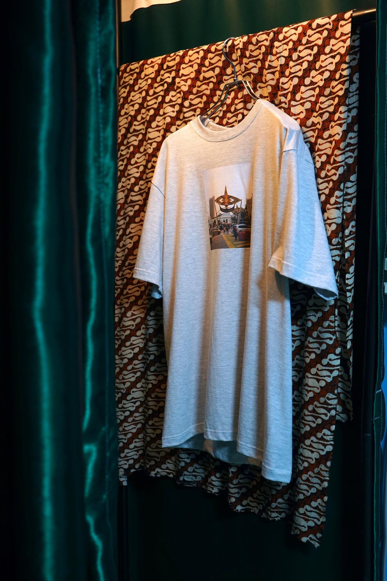 ラジャブルックのフォトTシャツ