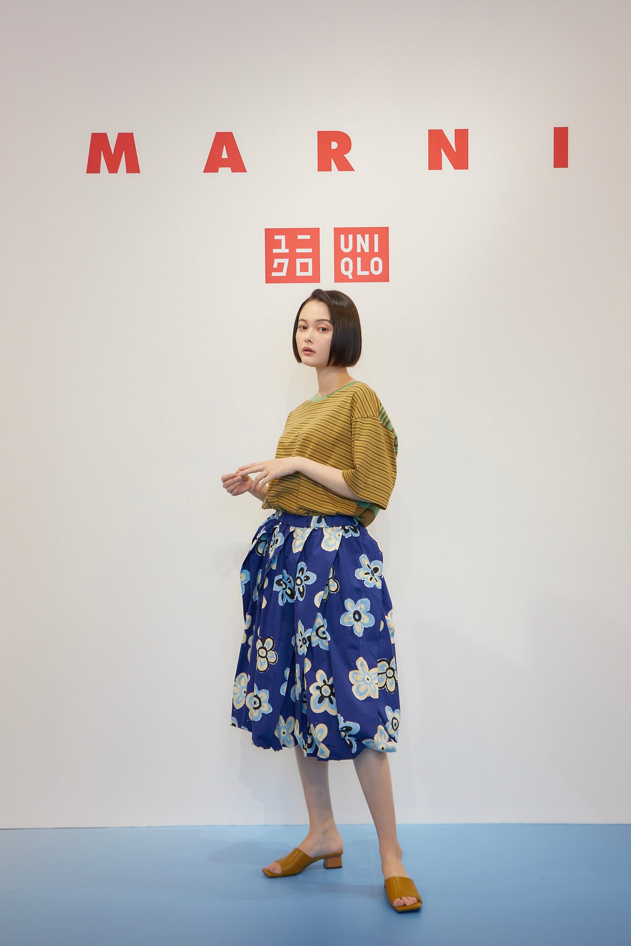 ポーズをとる女性