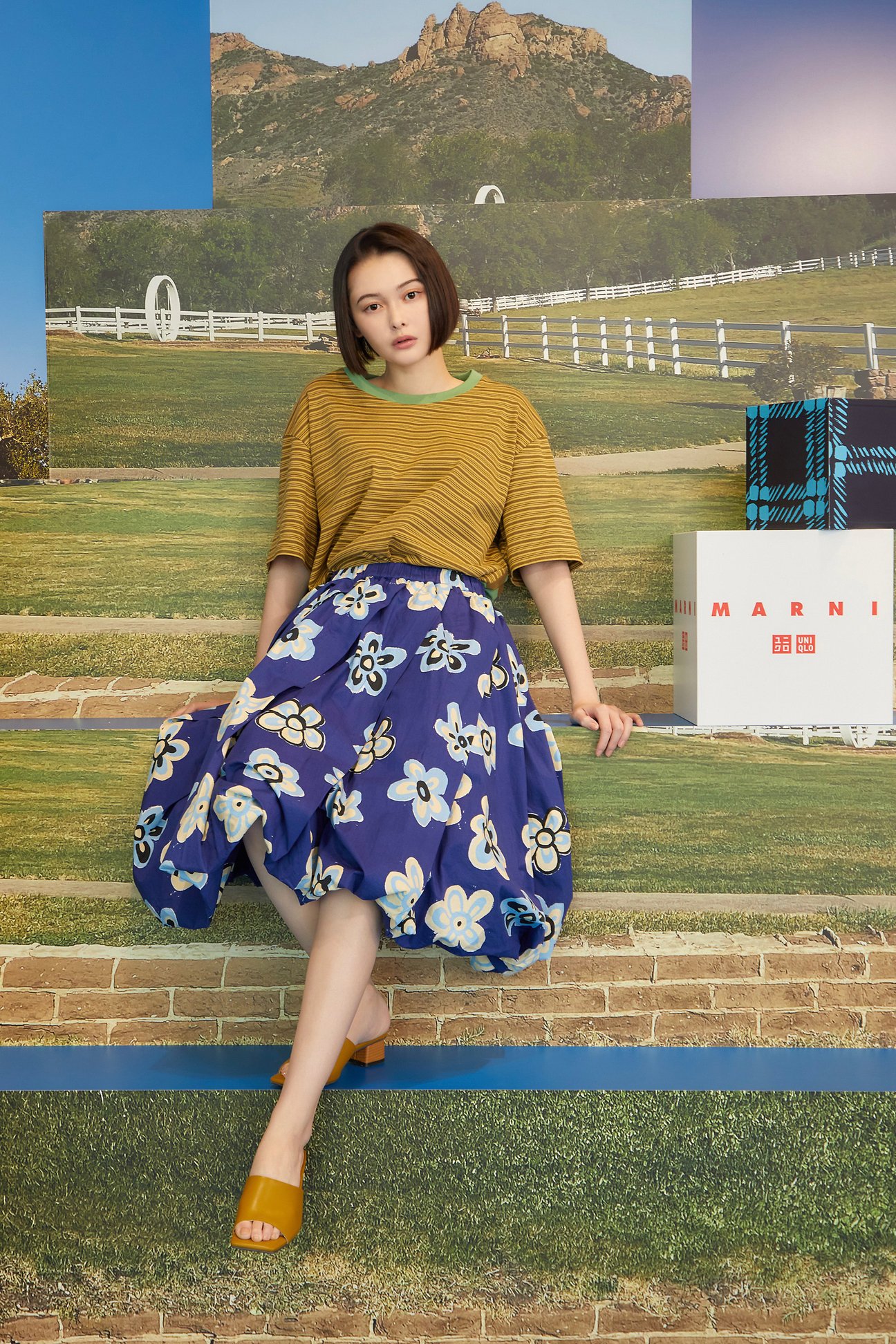 ポーズをとる女性