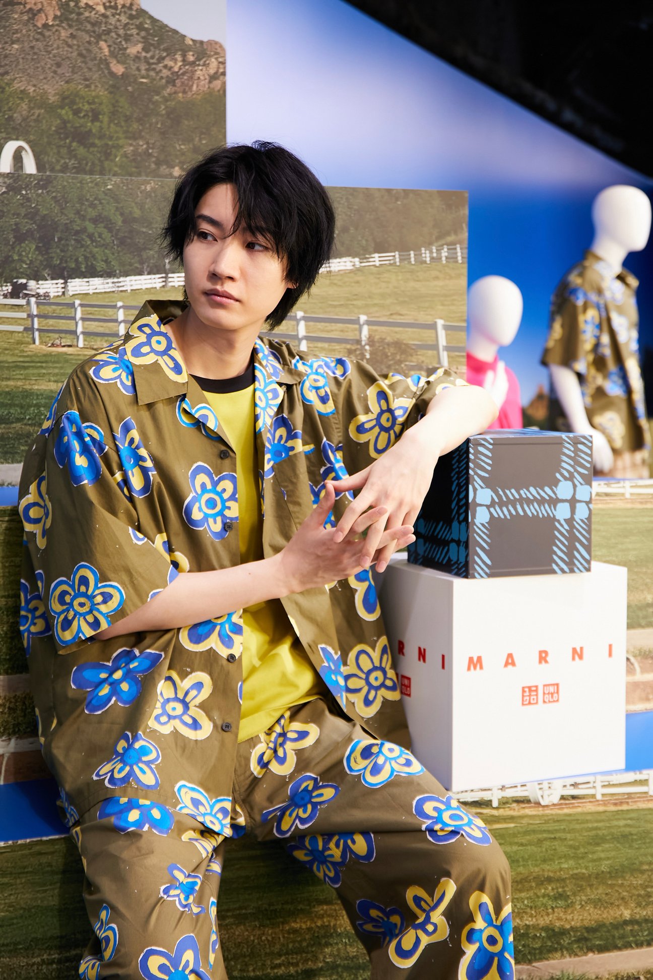 ポーズをとる男性