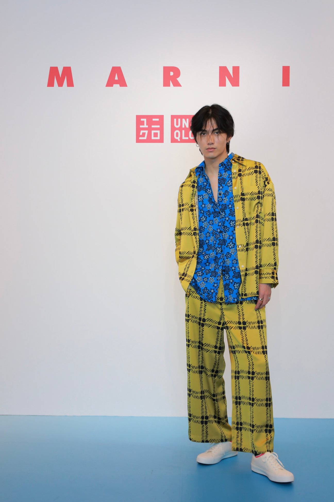 ポーズをとる男性