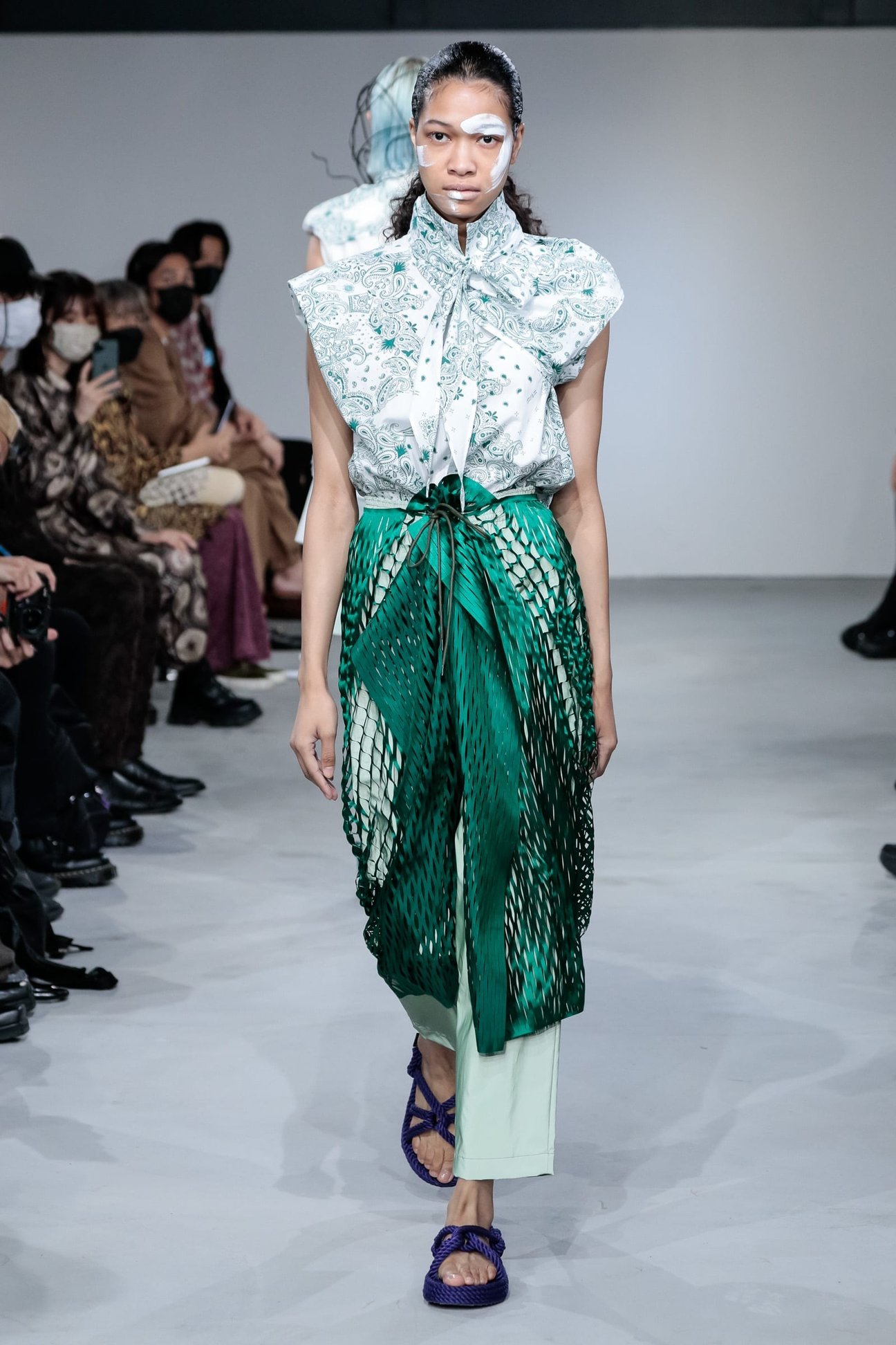 ヨシオクボのペイズリー柄シャツをアレンジして着用した女性モデル