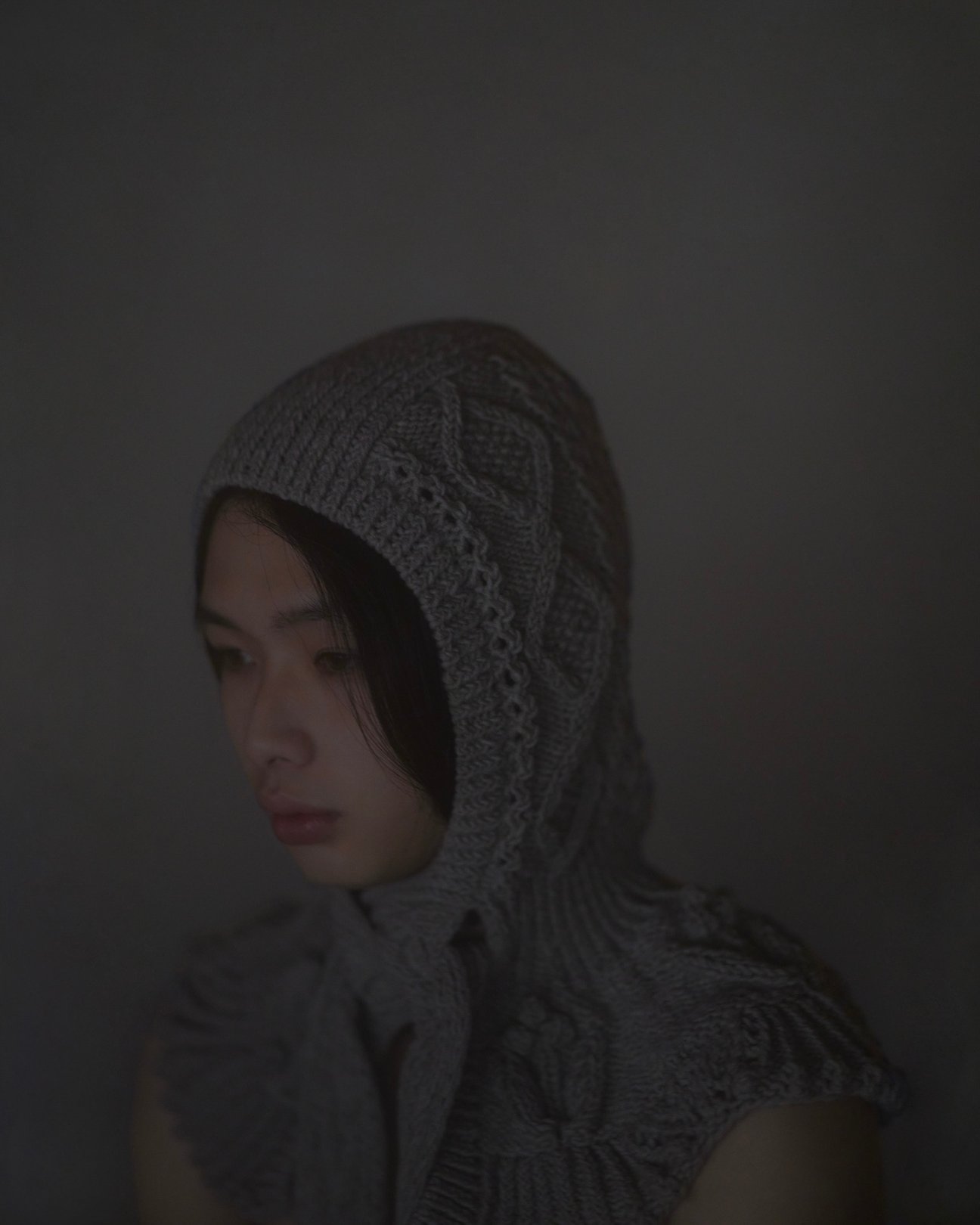 フード付きバラクラバをかぶった女性モデル