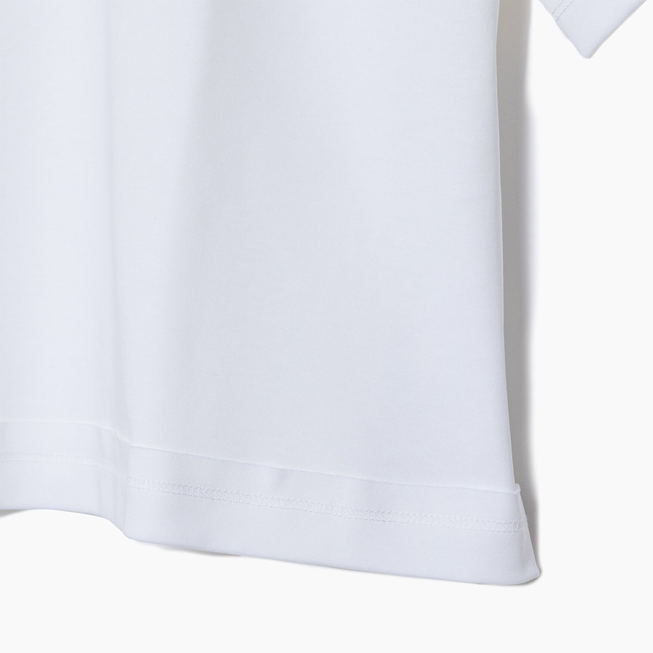 ホワイトTシャツの裾部分