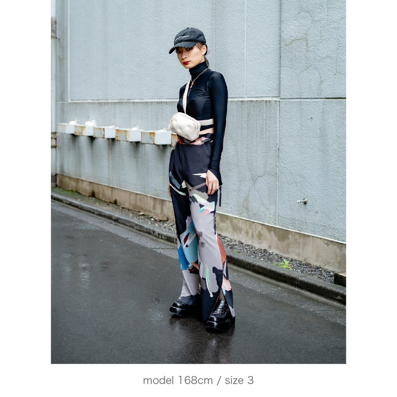 ウジョーの柄の入ったストレートパンツを履いた女性モデル
