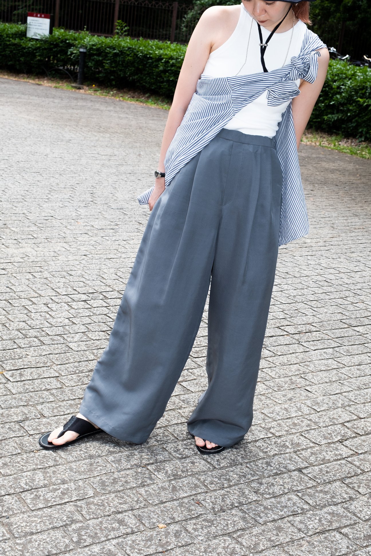 グレーのパンツを着用した女性モデル