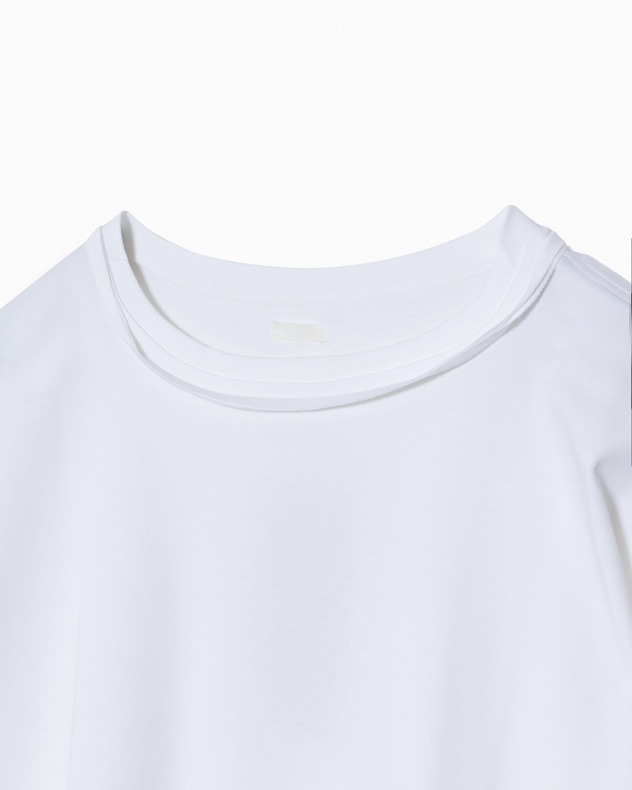 ホワイトTシャツの襟部分