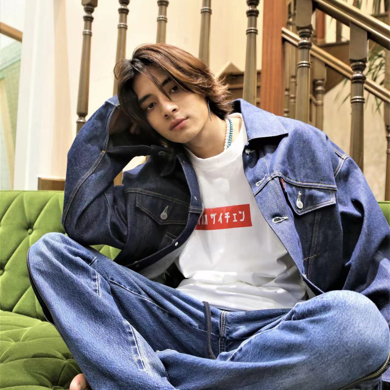 Tシャツを着用した羽生田挙武さん