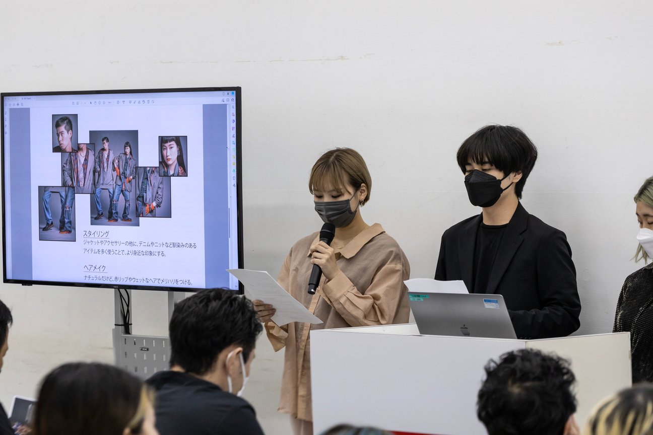 オニツカタイガーとバンタンデザイン研究所による「コラボレーションワークプロジェクト?セッションワーク2022」のプレゼンテーションの様子