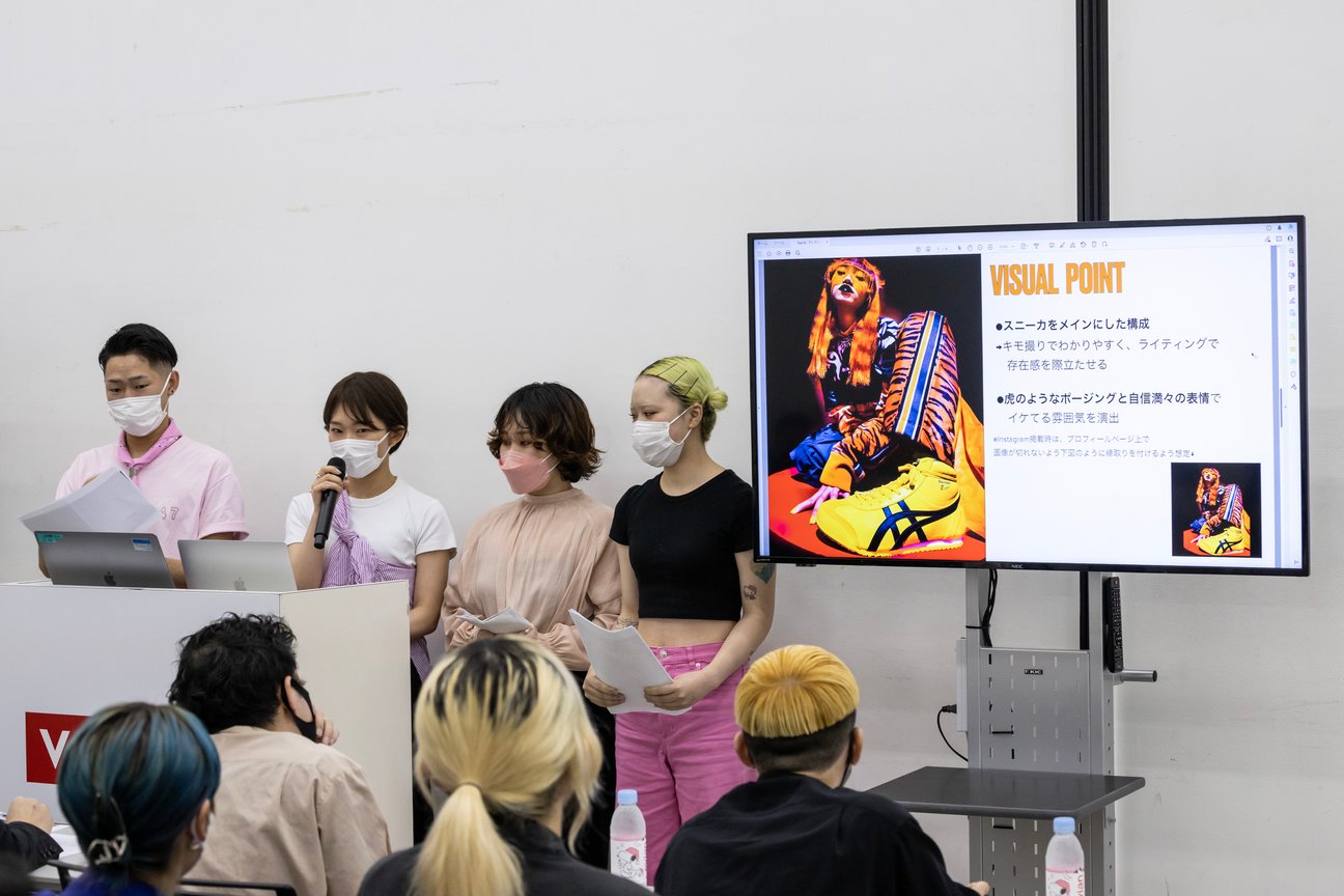 オニツカタイガーとバンタンデザイン研究所による「コラボレーションワークプロジェクト?セッションワーク2022」のプレゼンテーションの様子